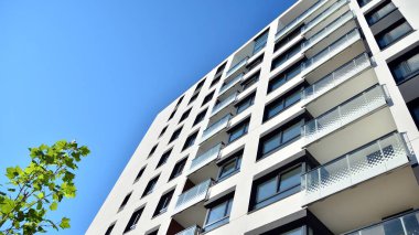 Modern apartman binasının mimari detayları. Modern Avrupa konut binası kompleksi.