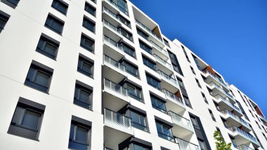 Modern apartman binasının mimari detayları. Modern Avrupa konut binası kompleksi.