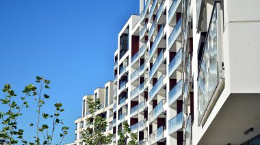 Modern apartman binasının mimari detayları. Modern Avrupa konut binası kompleksi.