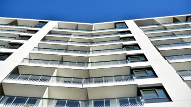 Modern apartman binasının mimari detayları. Modern Avrupa konut binası kompleksi.