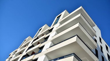 Modern apartman binasının mimari detayları. Modern Avrupa konut binası kompleksi.