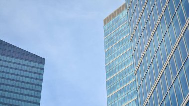 Gökdelenlerin cam siluetinin alt görüntüsü. İş binası. Cam cepheli bir gökdelen. İş bölgesinde modern bir bina. Ekonomi, finans, gelecek kavramları.   