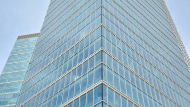 Gökdelenlerin cam siluetinin alt görüntüsü. İş binası. Cam cepheli bir gökdelen. İş bölgesinde modern bir bina. Ekonomi, finans, gelecek kavramları.   