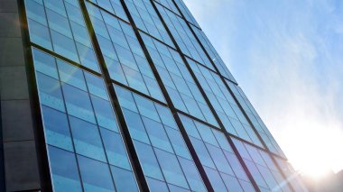 Gökdelenlerin cam siluetinin alt görüntüsü. İş binası. Cam cepheli bir gökdelen. İş bölgesinde modern bir bina. Ekonomi, finans, gelecek kavramları.   