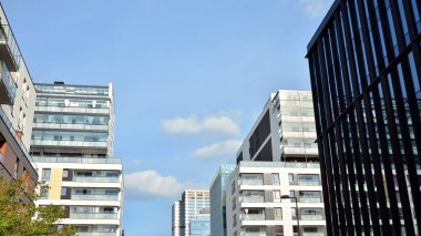 Modern apartman binasının mimari detayları. Modern Avrupa konut binası kompleksi.