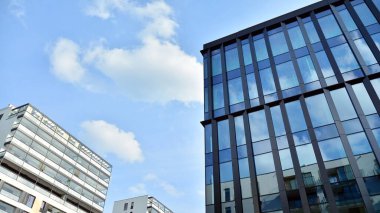 Gökdelenlerin cam siluetinin alt görüntüsü. İş binası. Cam cepheli bir gökdelen. İş bölgesinde modern bir bina. Ekonomi, finans, gelecek kavramları.   