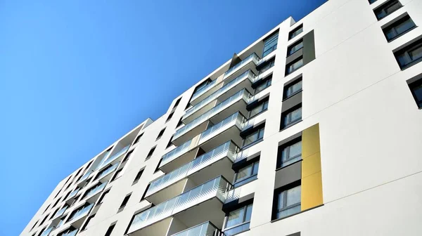 Modern apartman binasının mimari detayları. Modern Avrupa konut binası kompleksi.
