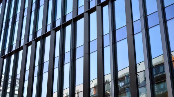 Gökdelenlerin cam siluetinin alt görüntüsü. İş binası. Cam cepheli bir gökdelen. İş bölgesinde modern bir bina. Ekonomi, finans, gelecek kavramları.   