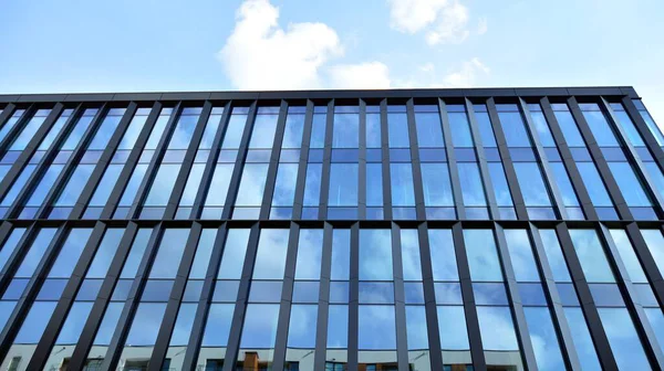 Gökdelenlerin cam siluetinin alt görüntüsü. İş binası. Cam cepheli bir gökdelen. İş bölgesinde modern bir bina. Ekonomi, finans, gelecek kavramları.   