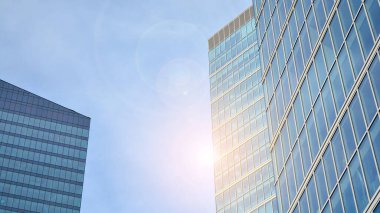 Ofis binası, mavi cam duvar ve güneş yansımalarının detayları..