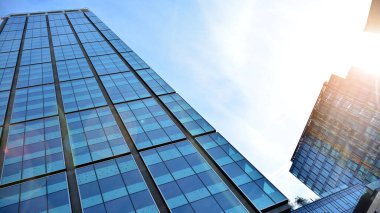 Ofis binası, mavi cam duvar ve güneş yansımalarının detayları..