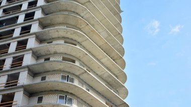 Turna ve bina mavi gökyüzüne karşı yapım aşamasında 