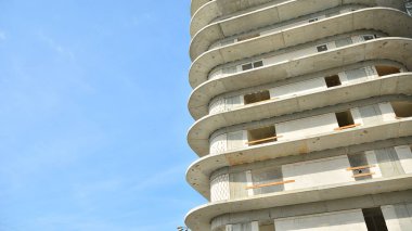 Turna ve bina mavi gökyüzüne karşı yapım aşamasında 