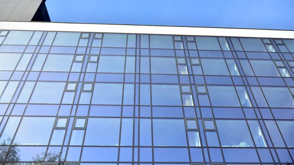 Blaue Vorhangwand Aus Getönten Glas Und Stahlkonstruktionen Unter Blauem Himmel — Stockfoto