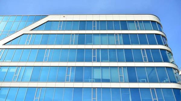 Parede Cortina Azul Feita Vidro Tonificado Construções Aço Sob Céu — Fotografia de Stock