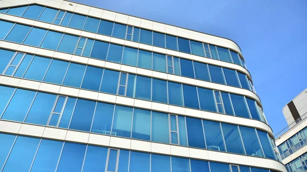 Blaue Vorhangwand Aus Getönten Glas Und Stahlkonstruktionen Unter Blauem Himmel — Stockfoto