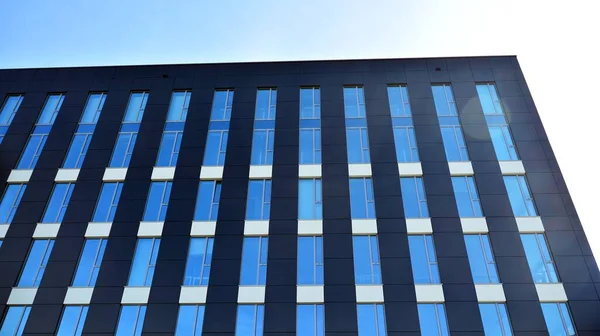 Parete Tenda Blu Fatta Vetro Tonico Costruzioni Acciaio Sotto Cielo — Foto Stock