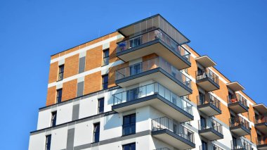 Modern apartman binasının mimari detayları. Modern Avrupa konut binası kompleksi.