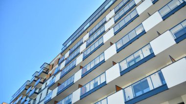 Modern apartman binasının mimari detayları. Modern Avrupa konut binası kompleksi.