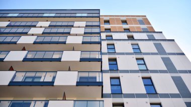 Modern apartman binasının mimari detayları. Modern Avrupa konut binası kompleksi.
