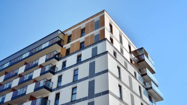 Modern apartman binasının mimari detayları. Modern Avrupa konut binası kompleksi.