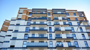 Modern apartman binasının mimari detayları. Modern Avrupa konut binası kompleksi.