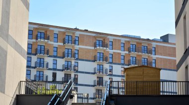Modern apartman binasının mimari detayları. Modern Avrupa konut binası kompleksi.