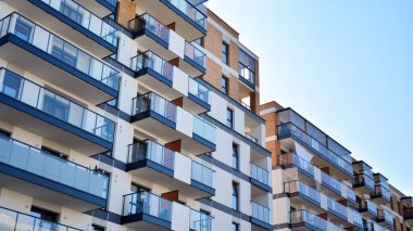 Modern apartman binasının mimari detayları. Modern Avrupa konut binası kompleksi.