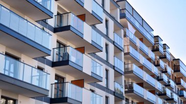 Modern apartman binasının mimari detayları. Modern Avrupa konut binası kompleksi.