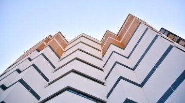 Modern apartman binasının mimari detayları. Modern Avrupa konut binası kompleksi.