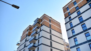 Modern apartman binasının mimari detayları. Modern Avrupa konut binası kompleksi.