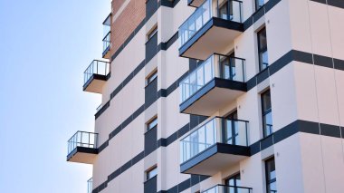 Modern apartman binasının mimari detayları. Modern Avrupa konut binası kompleksi.