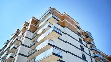 Modern apartman binasının mimari detayları. Modern Avrupa konut binası kompleksi.