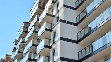Modern apartman binasının mimari detayları. Modern Avrupa konut binası kompleksi.