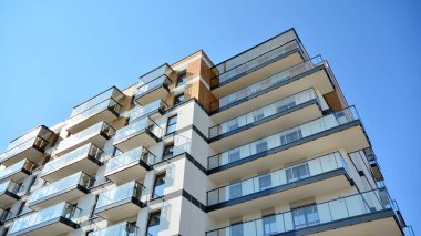 Modern apartman binasının mimari detayları. Modern Avrupa konut binası kompleksi.