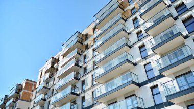 Modern apartman binasının mimari detayları. Modern Avrupa konut binası kompleksi.