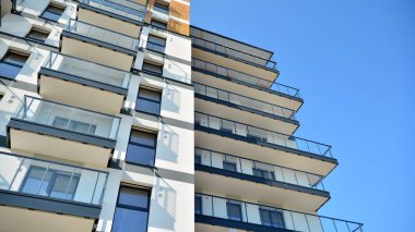 Modern apartman binasının mimari detayları. Modern Avrupa konut binası kompleksi.