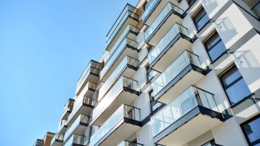 Modern apartman binasının mimari detayları. Modern Avrupa konut binası kompleksi.