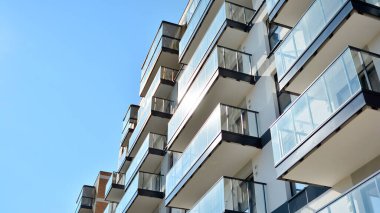 Modern apartman binasının mimari detayları. Modern Avrupa konut binası kompleksi.