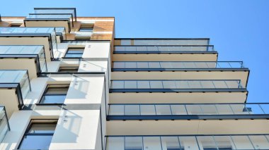 Modern apartman binasının mimari detayları. Modern Avrupa konut binası kompleksi.