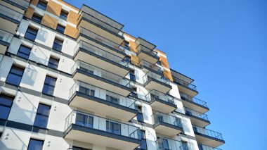 Modern apartman binasının mimari detayları. Modern Avrupa konut binası kompleksi.