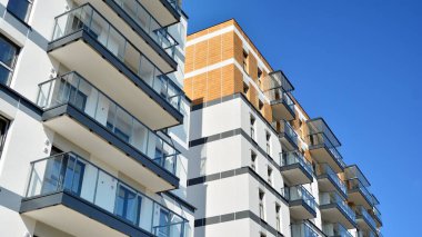 Modern apartman binasının mimari detayları. Modern Avrupa konut binası kompleksi.