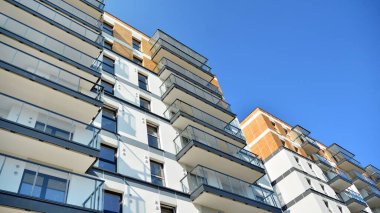 Modern apartman binasının mimari detayları. Modern Avrupa konut binası kompleksi.