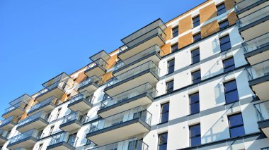 Modern apartman binasının mimari detayları. Modern Avrupa konut binası kompleksi.