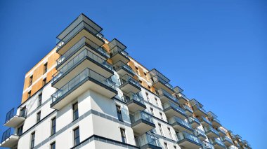 Modern apartman binasının mimari detayları. Modern Avrupa konut binası kompleksi.