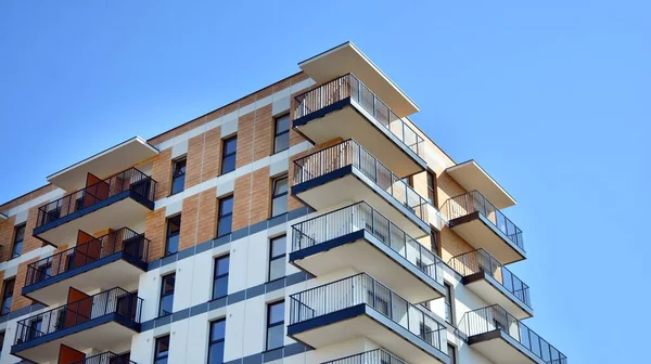 Modern apartman binasının mimari detayları. Modern Avrupa konut binası kompleksi.