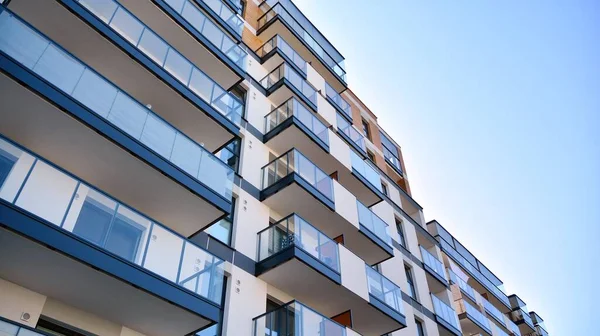 Modern apartman binasının mimari detayları. Modern Avrupa konut binası kompleksi.