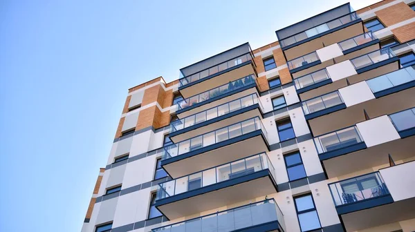 Modern apartman binasının mimari detayları. Modern Avrupa konut binası kompleksi.