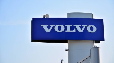 Varşova, Polonya. 15 Eylül 2020 'de. Volvo imzalayın. Şirket tabela Volvo
