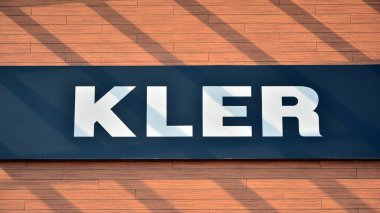 Varşova, Polonya. 15 Eylül 2020 'de. Kler imzası. Şirket tabela Kler